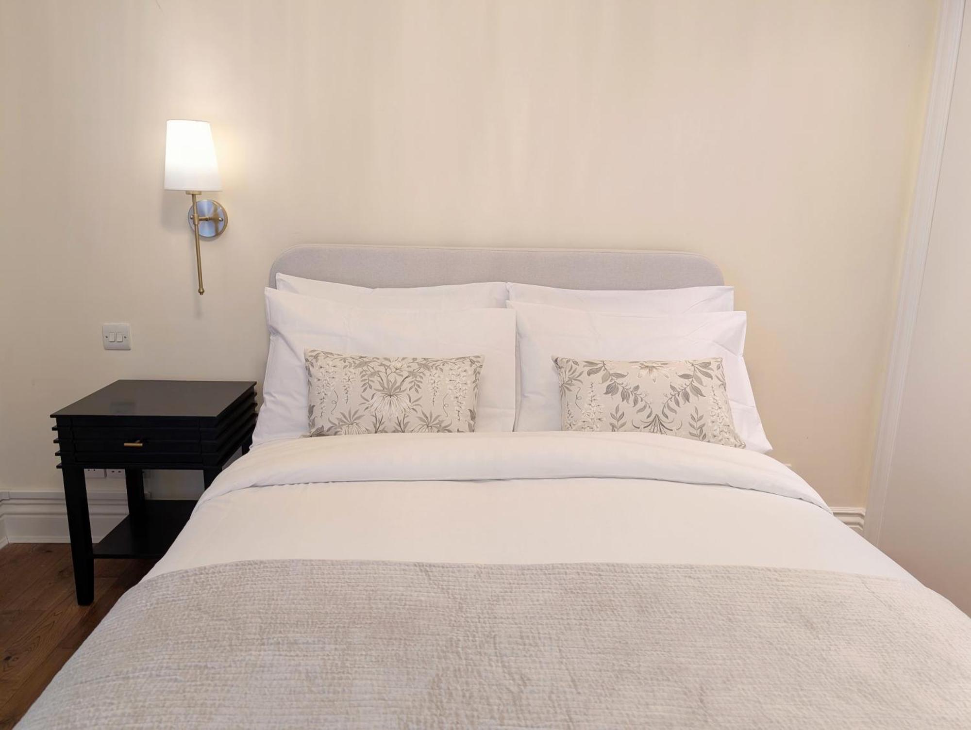 Mayfair Galleria Lv 8 Apartment