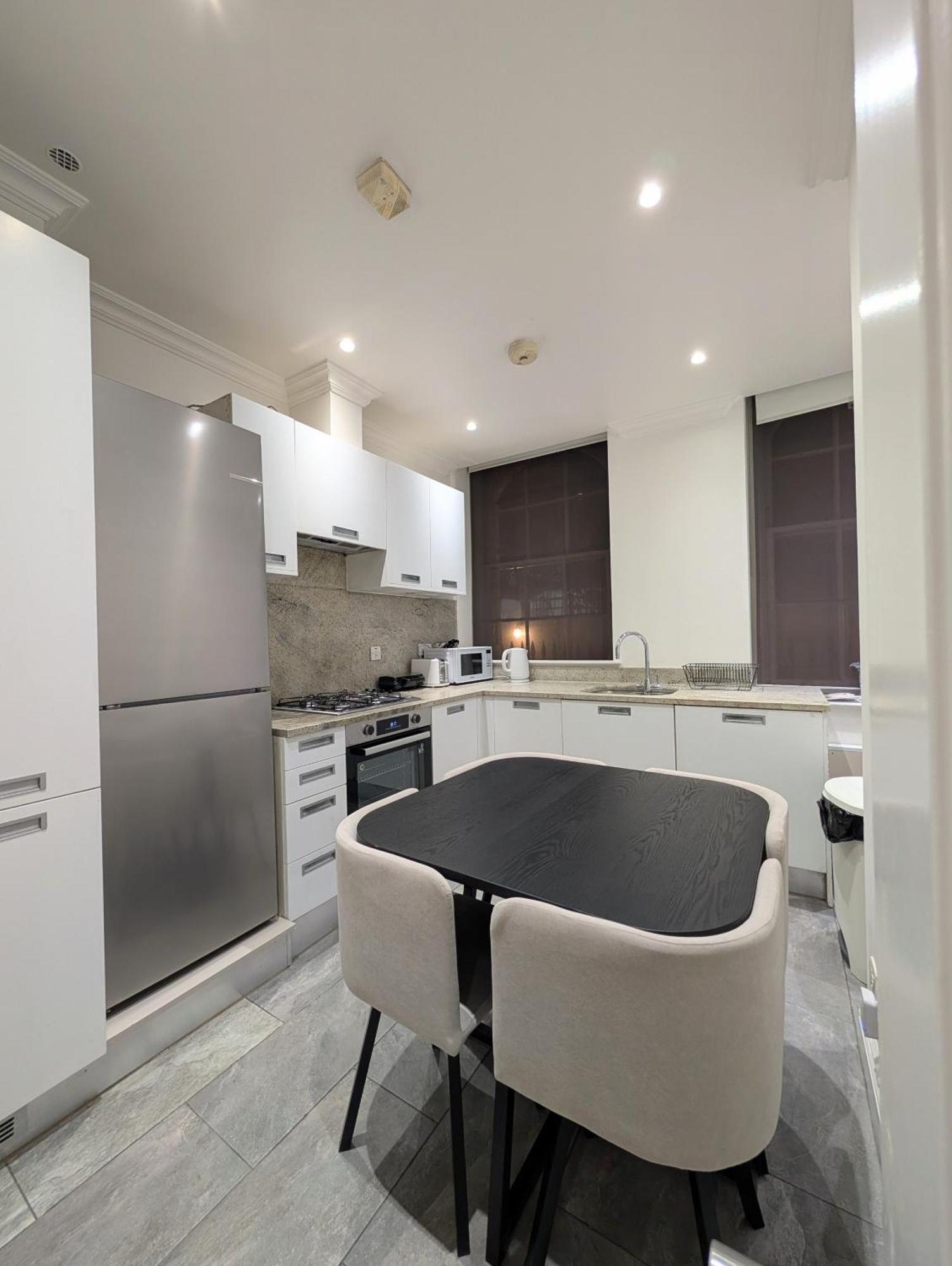 Mayfair Galleria Lv 8 Apartment *